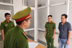 Công an tống đạt quyết định khởi tố bị can và thực hiện lệnh bắt tạm giam đối với ông Lâm Học. (Ảnh: Công an Đà Nẵng)