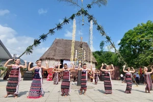 Chương trình "Liên hoan Văn hoá - Thể thao và phục dựng lễ hội truyền thống người Cơ Tu năm 2023" (huyện Hòa Vang, TP. Đà Nẵng). Ảnh: Hoàng Vinh. 