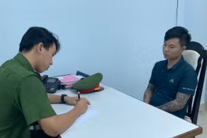 Công an đang lấy lời khai Phạm Văn Thông. (Ảnh: Công an Đà Nẵng)