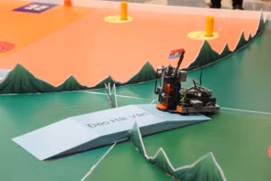 Các em học sinh thiết kế robot mô phỏng lại các chiến dịch lịch sử của dân tộc. Ảnh: Thùy Linh. 