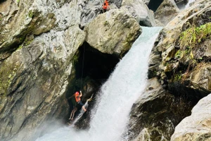 Lực lượng cứu hộ đu dây vào để cứu du khách bị mắc kẹt. Ảnh: Công an Đà Nẵng. 