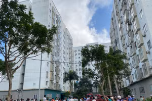 Người dân nhanh chóng sơ tán ra khỏi tòa nhà. (Ảnh: Hoàng Vinh)