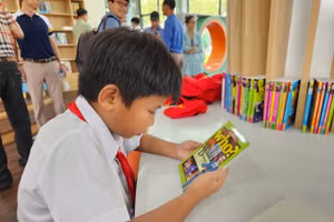 Các em học sinh đọc truyện trong thư viện. Ảnh: Cường Nguyễn. 