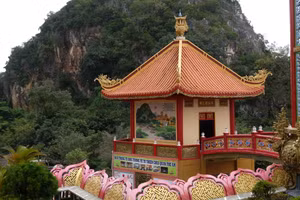 Những bức tranh sứ độc bản trên tường 4 tháp chùa Quán Thế Âm (quận Ngũ Hành Sơn, TP Đà Nẵng). Ảnh: Hoàng Vinh. 