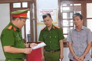 Công an tống đạt quyết định khởi tố bị can, thực hiện Lệnh bắt bị can để tạm giam đối với Đinh Ngọc Bình. (Ảnh: Công an Đà Nẵng)