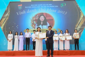 Nhà trường vinh danh các thủ khoa.