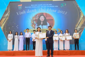Nhà trường vinh danh các thủ khoa.