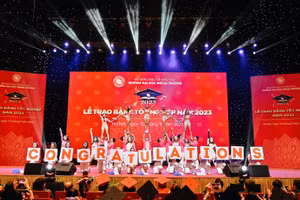 Trường Đại học Ngoại thương trao bằng tốt nghiệp cho gần 1800 tân cử nhân.