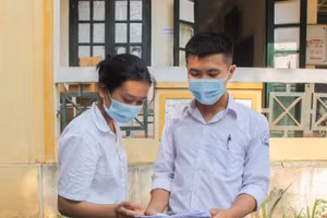 Thí sinh ở điểm thi trường THPT Sơn Động số 1 (huyện Sơn Động, Bắc Giang) đánh giá đề thi tiếng Anh vừa sức. Ảnh: Đăng Chung