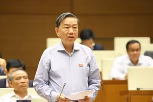 Đại tướng Tô Lâm, Bộ trưởng Bộ Công an trả lời câu hỏi chất vấn. (Ảnh: Doãn Tấn/TTXVN)