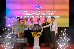 Các đại biểu thực hiện nghi thức phát động Cuộc thi. Ảnh: Thế Đại