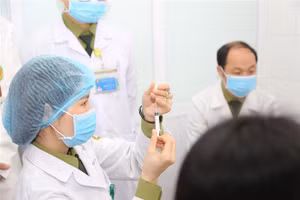 Bác sĩ chuẩn bị tiêm mũi vaccine ngừa COVID-19 Nano Covax nhóm liều 50mcg cho tình nguyện viên. 
