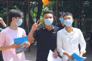 Thí sinh ở điểm thi tại Trường THPT Đình Lập (Hội đồng thi Sở GD&ĐT Lạng Sơn) tự tin với kết quả bài thi tổ hợp. Ảnh: Bá Hải