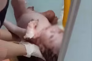 Em bé được cứu ra từ thùng rác trong nhà vệ sinh bệnh viện quận Thủ Đức, TP.HCM