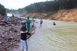 Với những người dân sinh sống tại khu vực lân cận, hồ Kẻ Gỗ xả lũ là dịp để kiếm thêm thu nhập.