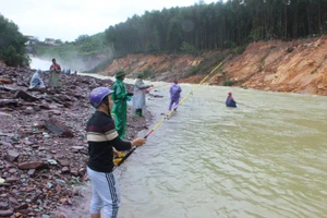 Với những người dân sinh sống tại khu vực lân cận, hồ Kẻ Gỗ xả lũ là dịp để kiếm thêm thu nhập.