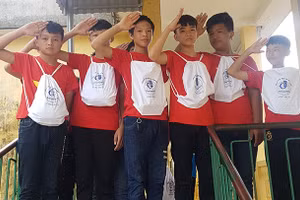 Hơn ngàn áo khoác, túi đeo tặng học trò nghèo