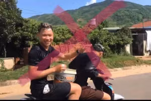 Hành vi nguy hiểm của hai thanh niên bị cộng đồng mạng chê trách.
Ảnh: phapluatplus