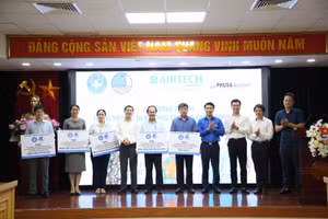 Lãnh đạo Trung ương Đoàn, Trung ương Hội LHTN Việt Nam, Hội Thầy thuốc trẻ Việt Nam trao biển tượng trưng hỗ trợ trang thiết bị y tế cho các bệnh viện.