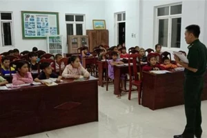 Thiếu tá Nguyễn Tuấn Hình gắn bó với lớp học tiếng Anh trẻ em nghèo đảo Bích Đầm từ ngày đầu mở lớp cho tới nay.