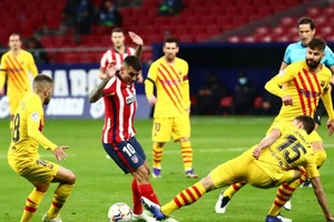 Vòng 10 La Liga: Atletico Madrid hạ đẹp Barca, Real đánh rơi chiến thắng