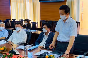 Ông Trịnh Quang Trí (người đứng) phát biểu trong một cuộc họp bàn giải pháp chống dịch Covid-19. (Ảnh: Thành Tâm)