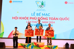 Ông Nguyễn Thanh Đề trao cờ toàn đoàn ở môn bơi lội. (Ảnh: TT).