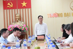 Thứ trưởng Hoàng Minh Sơn phát biểu đề dẫn về việc xây dựng Trung tâm đào tạo chất lượng cao tại Tây Nguyên. (Ảnh: Thành Tâm)