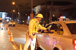 Công an TP Đà Lạt kiểm tra nồng độ cồn. (Ảnh: C.A TP Đà Lạt)