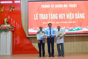 Thành ủy Buôn Ma Thuột trao huy hiệu Đảng cho các Đảng viên. (Ảnh: Bảo Hưng)