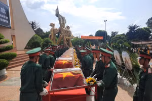 Lễ truy điệu và an táng hài cốt liệt sĩ quân tình nguyện và chuyên gia Việt Nam hy sinh tại Campuchia. (Ảnh: BH)