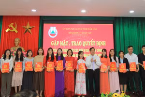 Ông Lưu Tiến Quang trao quyết định cho các thí sinh trúng tuyển. (Ảnh: ĐV)