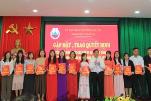 Ông Lưu Tiến Quang trao quyết định cho các thí sinh trúng tuyển. (Ảnh: ĐV)