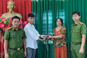 Anh Thái trao trả tài sản nhặt được cho bà Thu. (Ảnh: TT)