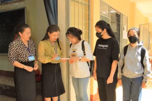 Thí sinh làm thủ tục dự thi tại Trường THPT Buôn Ma Thuột. (Ảnh: TT)