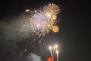 Rực rỡ pháo hoa đêm Giao thừa ở phố núi Buôn Ma Thuột. (Ảnh: TT).