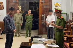 Cơ quan điều tra tống đạt các quyết định tố tụng đối với Đặng Bá Hiệp. (Ảnh: HL)