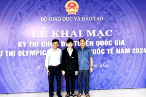 Học sinh Nguyễn Anh Dũng (đứng giữa) tham dự cuộc thi chọn đội tuyển quốc gia năm 2024. (Ảnh: TL)