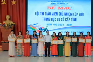 Phó Giám đốc Sở GD&ĐT Đỗ Tường Hiệp trao giải cho các thầy cô xuất sắc tại Hội thi. (Ảnh: TT)