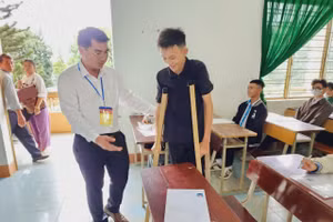 Ông Phan Thanh Hải động viên thí sinh bị tai nạn vừa bình phục đến làm thủ tục dự thi. (Ảnh: TT)