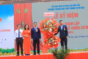 Thường trực Tỉnh ủy Đắk Lắk chúc mừng Nhà trường. (Ảnh: TT)