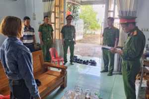 Cơ quan Công an tống đạt các quyết định khởi tố vụ án. (Ảnh: MQ)