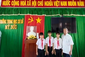 Các học sinh Nguyễn Thái Liêm, Trần Công Du và Đỗ Lê Chí Hào. (Ảnh: NTCC)