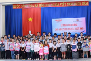 50 suất học bổng trao tặng cho học trò nghèo tại huyện M'Drắk. (Ảnh: TT)