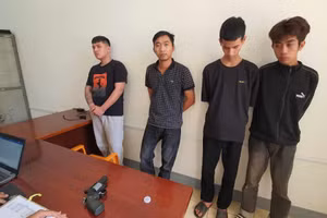 Nhóm 4 người tổ chức mua bán cô gái 19 tuổi tại cơ quan Công an. (Ảnh: TT)