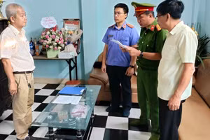 Cơ quan chức năng tống đạt các quyết định khởi tố đối với Nguyễn Hoàng. (Ảnh: TT)