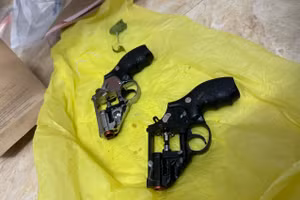 Hai khẩu súng dạng ru lô do Công an thu giữ. (Ảnh: SĐ)