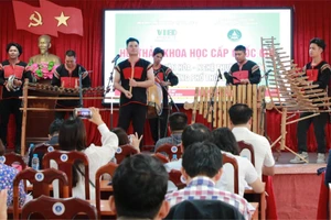 Biểu diễn nhạc cụ dân tộc tại hội thảo. (Ảnh: Thành Tâm)