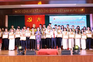 Lãnh đạo tỉnh Đắk Lắk trao Bằng khen của Bộ GD&ĐT cho các học sinh xuất sắc. (Ảnh: BH)