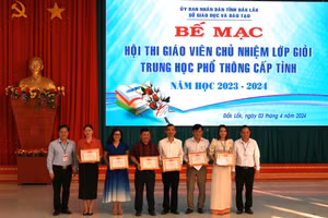 Ban tổ chức trao giải tập thể cho 6 đơn vị. (Ảnh: TT)